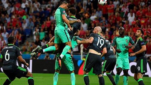 Cristiano Ronaldo san bằng kỷ lục của Michel Platini tại các VCK EURO